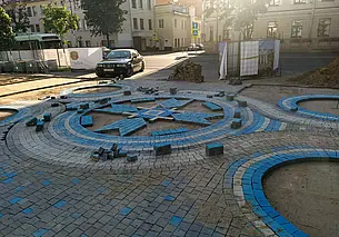 Тротуар по улице Первомайской в Могилеве меняют на «васильки». Фотофакт