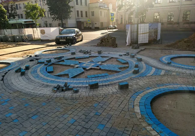 Тротуар по улице Первомайской в Могилеве меняют на «васильки». Фотофакт