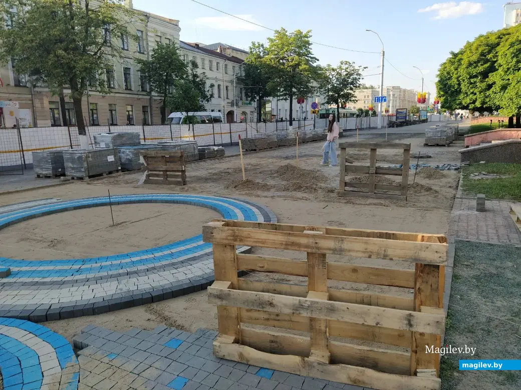 28 мая 2024 года. Могилев. Улица Первомайская. Укладка плитки.