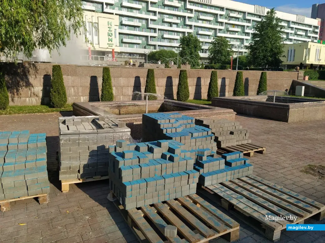 28 мая 2024 года. Могилев. Улица Первомайская. Укладка плитки.