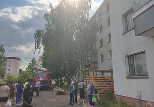 Мать с детьми снимали с пятого этажа на подъемнике: в Шклове горели две квартиры сразу (видео)