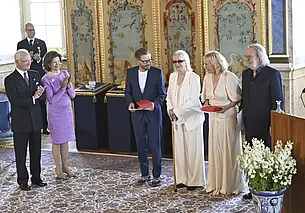 Участники группы ABBA получили рыцарские ордена от короля Швеции