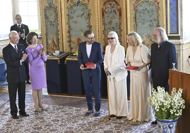 Участники группы ABBA получили рыцарские ордена от короля Швеции