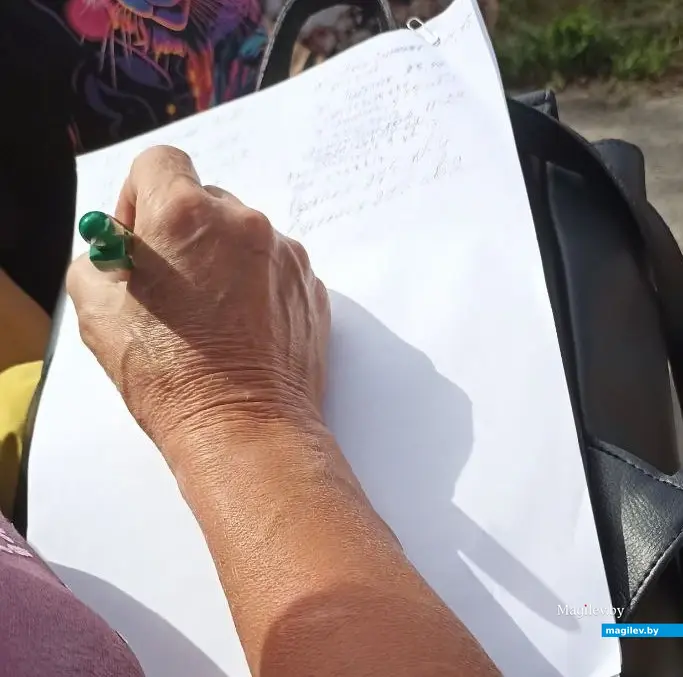 Июнь 2024 г. Могилев, ул. Актюбинская. Местные жители собирают подписи, чтобы ларек оставили.