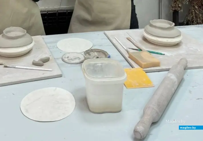 «Пока мои руки держали мокрый фарфор, все мысли были только о нем». Как я лепила чашку и блюдце на мастер-классе по керамике.