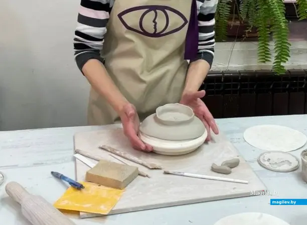 «Пока мои руки держали мокрый фарфор, все мысли были только о нем». Как я лепила чашку и блюдце на мастер-классе по керамике.