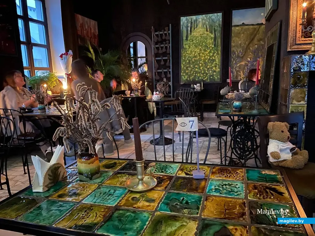 «Пока мои руки держали мокрый фарфор, все мысли были только о нем». Как я лепила чашку и блюдце на мастер-классе по керамике. Художественный дом Угринович.