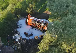 Бензовоз, груженый топливом, упал с моста в Днепр в Гомельском районе