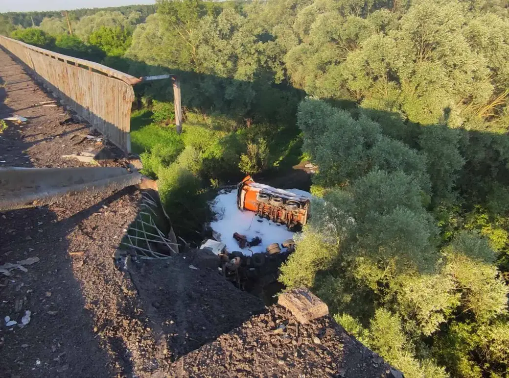 6.06.2024 г. Бензовоз, груженый топливом, упал с моста в Днепр в Гомельском районе. Фото: Минприроды Беларуси