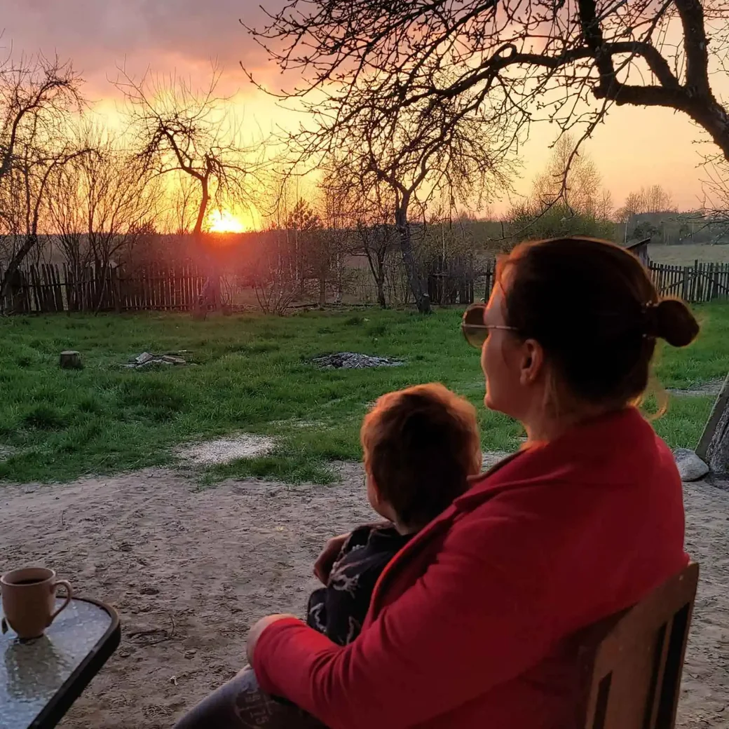 Деревня Заполье Глусского района. А какие здесь закаты! Светлана с сыном.
