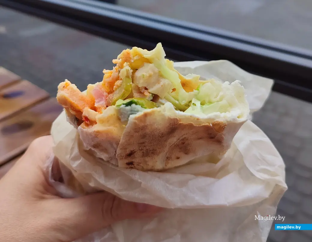 Шаурма отличная, а блинчик мог быть лучше. Перекусили в кафе «БульбашОК», 8 июня 2024 года.