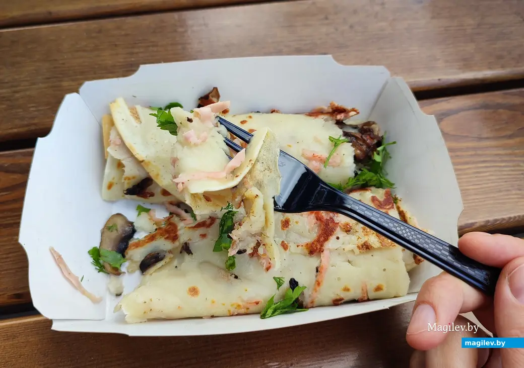 Шаурма отличная, а блинчик мог быть лучше. Перекусили в кафе «БульбашОК», 8 июня 2024 года.