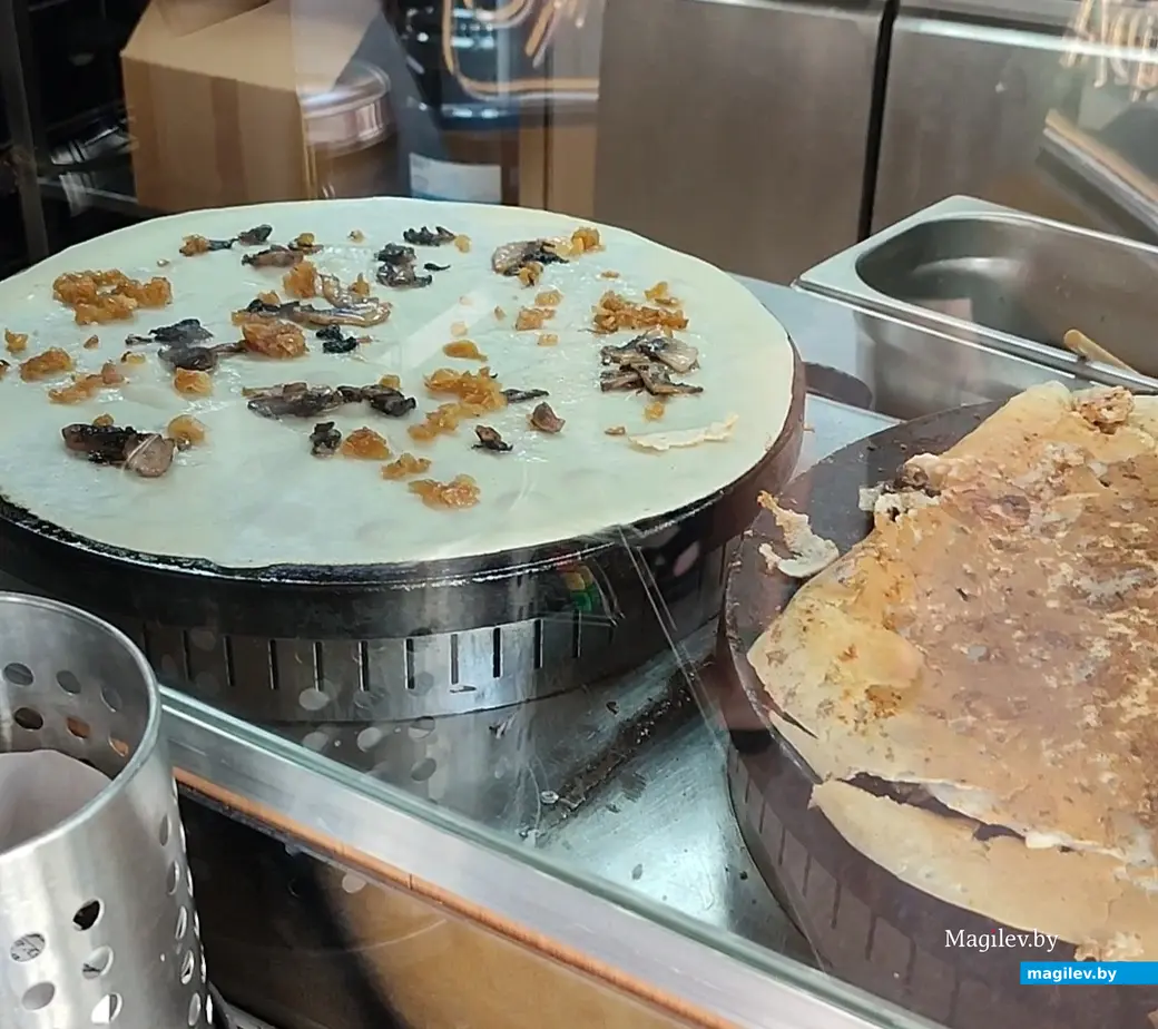 Шаурма отличная, а блинчик мог быть лучше. Перекусили в кафе «БульбашОК», 8 июня 2024 года.