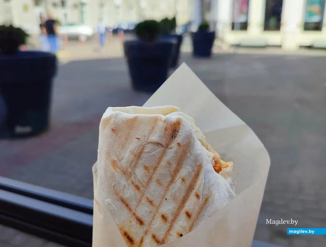 Шаурма отличная, а блинчик мог быть лучше. Перекусили в кафе «БульбашОК», 8 июня 2024 года.