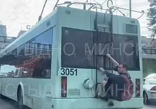 Пьяный зацепер из Бобруйска катался в Минске на троллейбусе. Его задержали (видео)