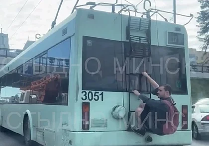 Пьяный зацепер из Бобруйска катался в Минске на троллейбусе. Его задержали (видео)