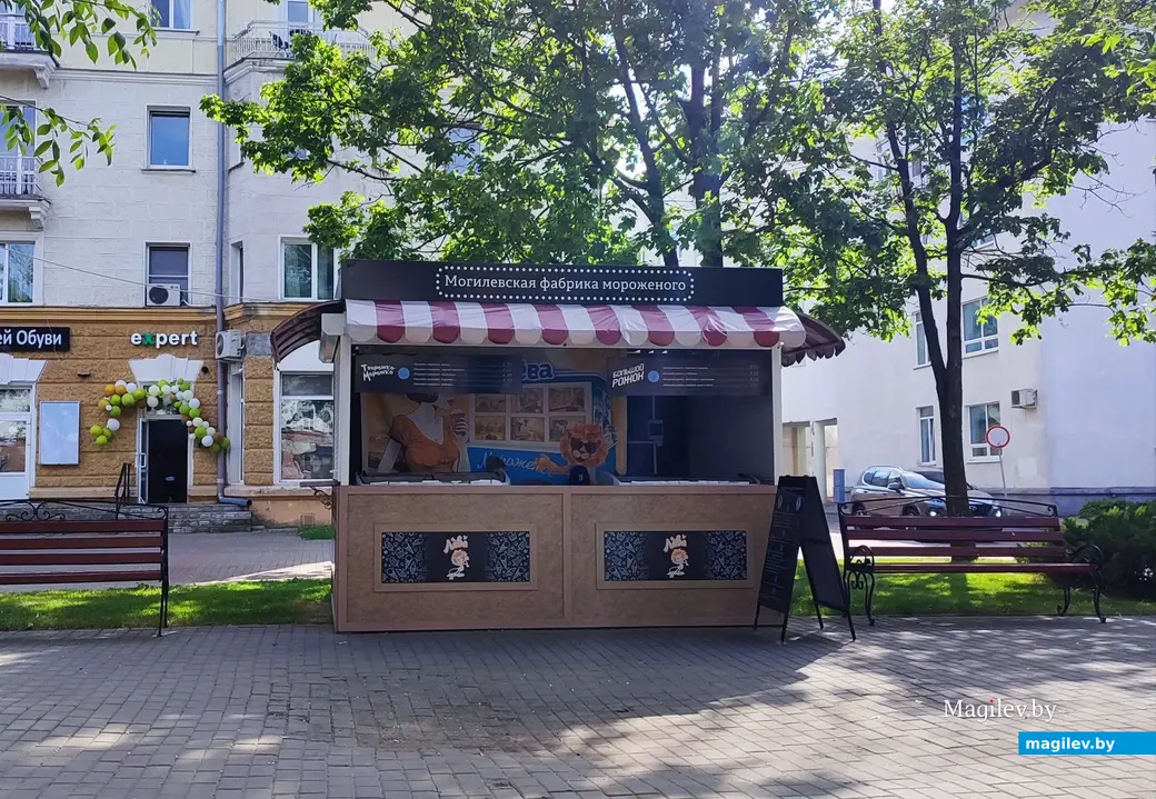 Ларек от Могилевской фабрики мороженого появился в Комсомольском сквере, 8 июня 2024 года.