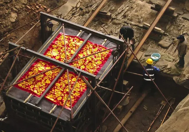 В Китае археологи нашли 16-тонный древний саркофаг с сокровищами (видео)