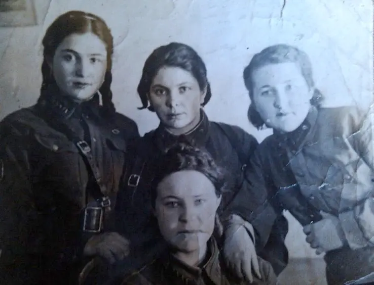 Сима Львовна Раевская (первая в верхнем ряду) с подругами из агитбригады. Фото военное.