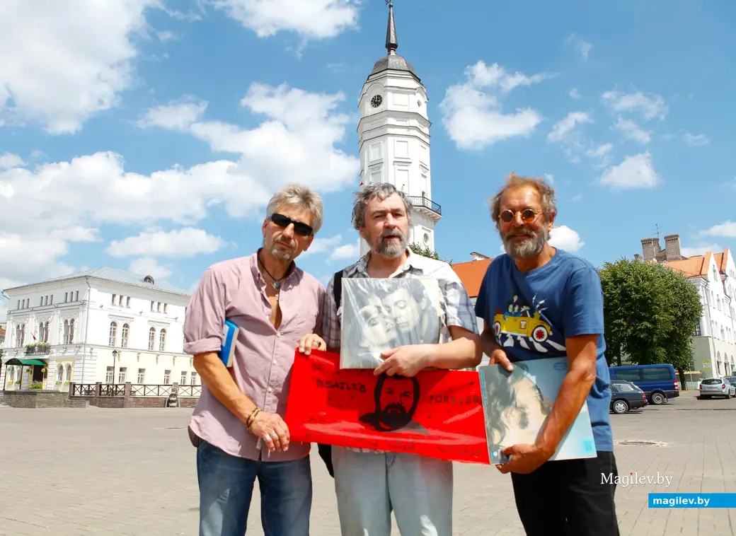 2014-й год, Могилев. Автор, Филипп и Володя Кутузов с флаером, посвященном Коле, во время перфоманса «Не забывайте своих старых друзей!».