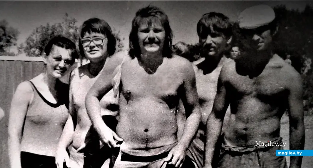 1970-е годы, Могилев, Днепровский пляж. Коля (посередине) всегда был готов к заплыву.