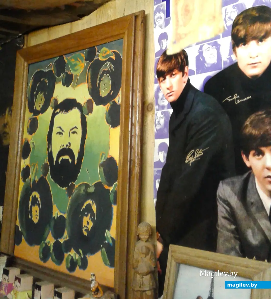 Портрет Коли Клишевича (слева) украшает подвальчик Володи Кутузова.