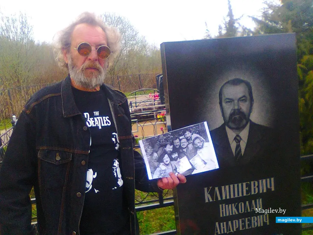 2016 -й год, Могилев, Лавсановское кладбище. Володя Кутузов у могилы друга.