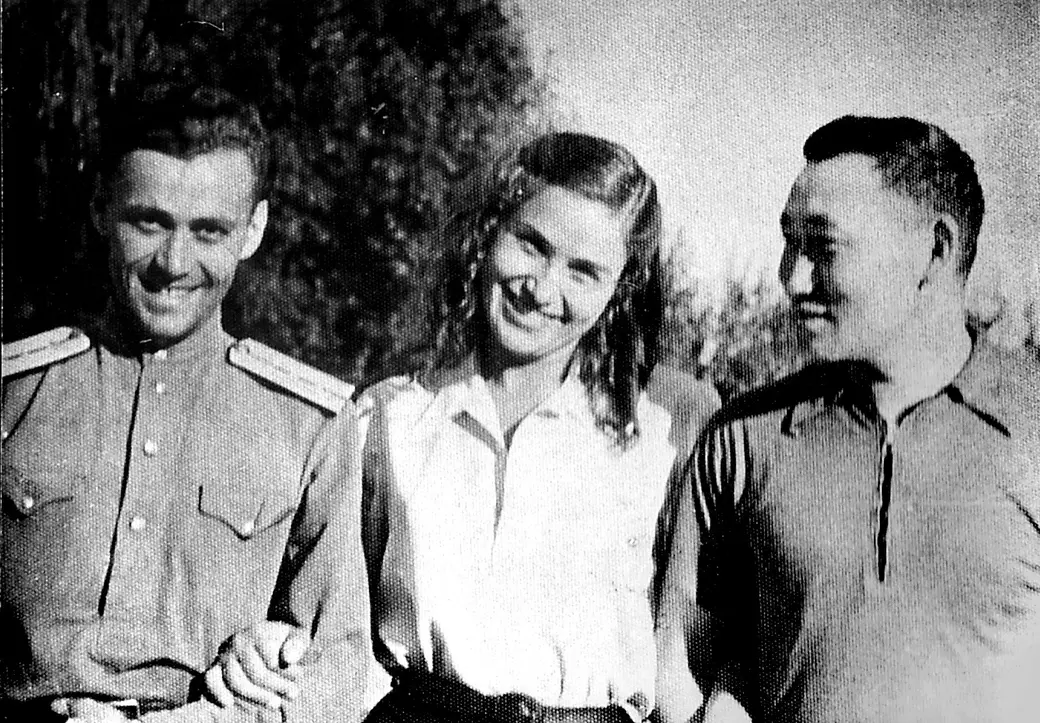 Сима Львовна Раевская с адъютантами Рокоссовского. Фото послевоенного периода.