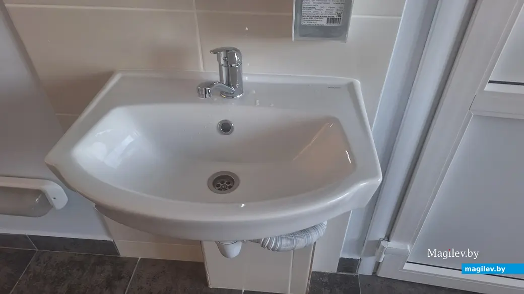 Май 2024 г. Могилев, палата в новой «инфекционке». Неподалеку от кровати - еще одна раковина: о комфорте пациентов явно думали.