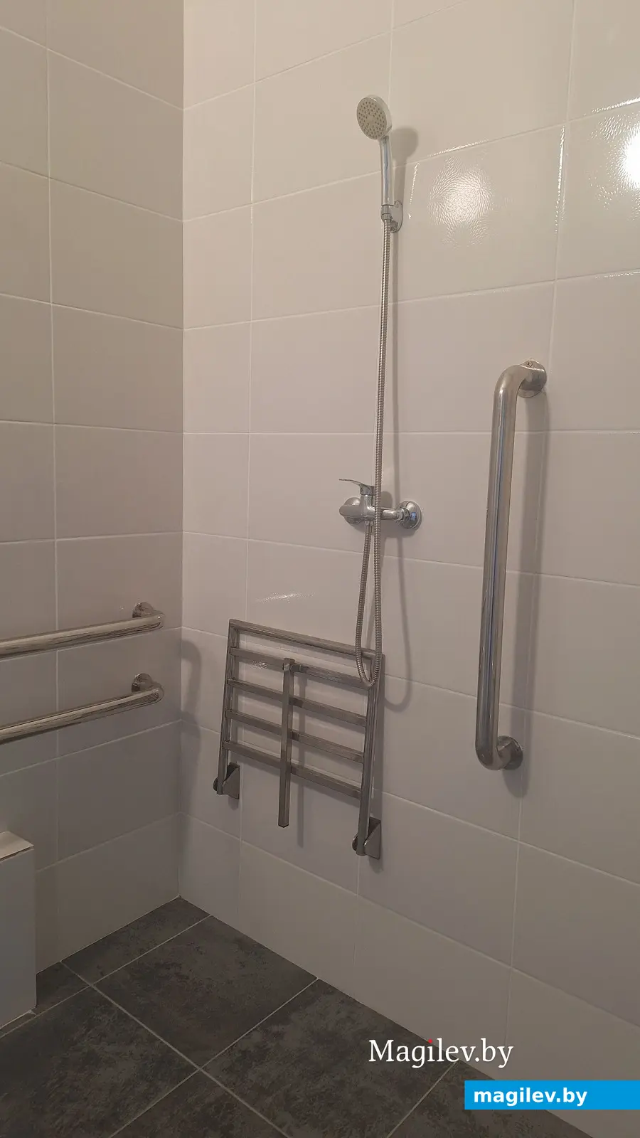 Май 2024 г. Могилев., палата в новой «инфекционке». Рядом с душем - поручни, есть специальное сидение.