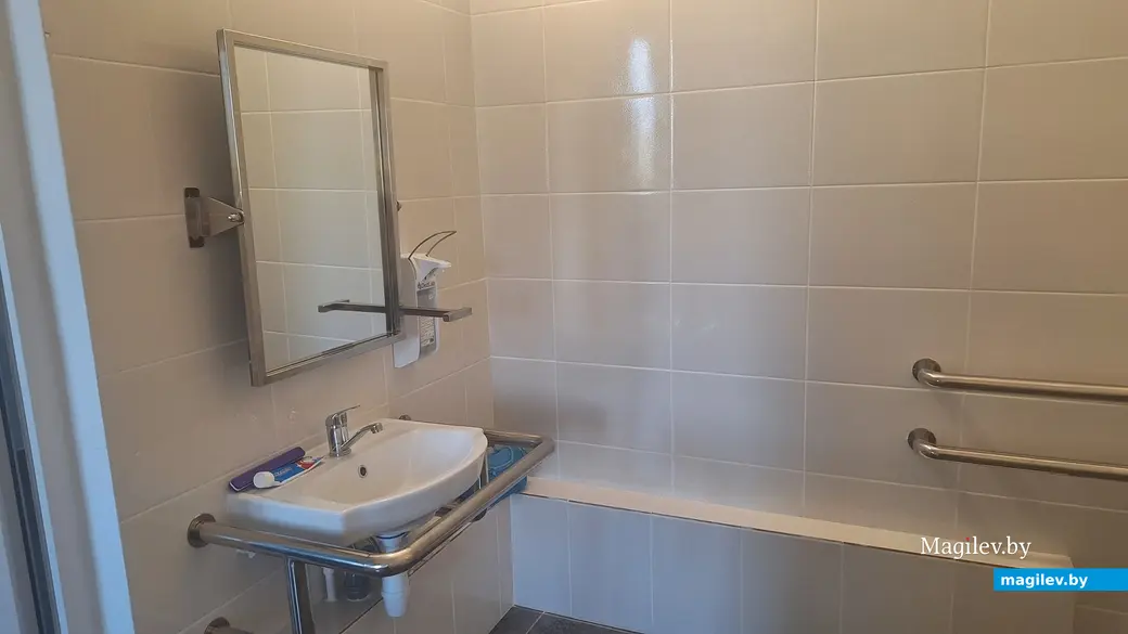 Май 2024 г. Могилев, палата в новой «инфекционке». Удобная уборная.