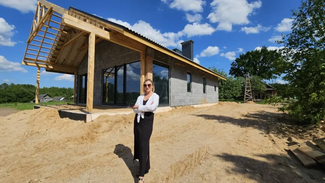 Деревня Заполье Глусского района. Светлана Зере строит здесь и новый, современный дом для