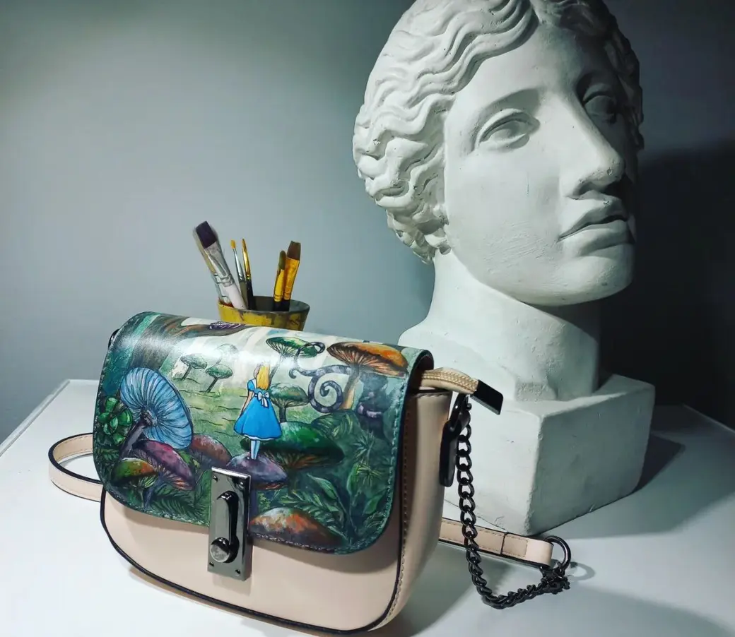 Работы Алеси Широкеевой. Рисунок на сумке.