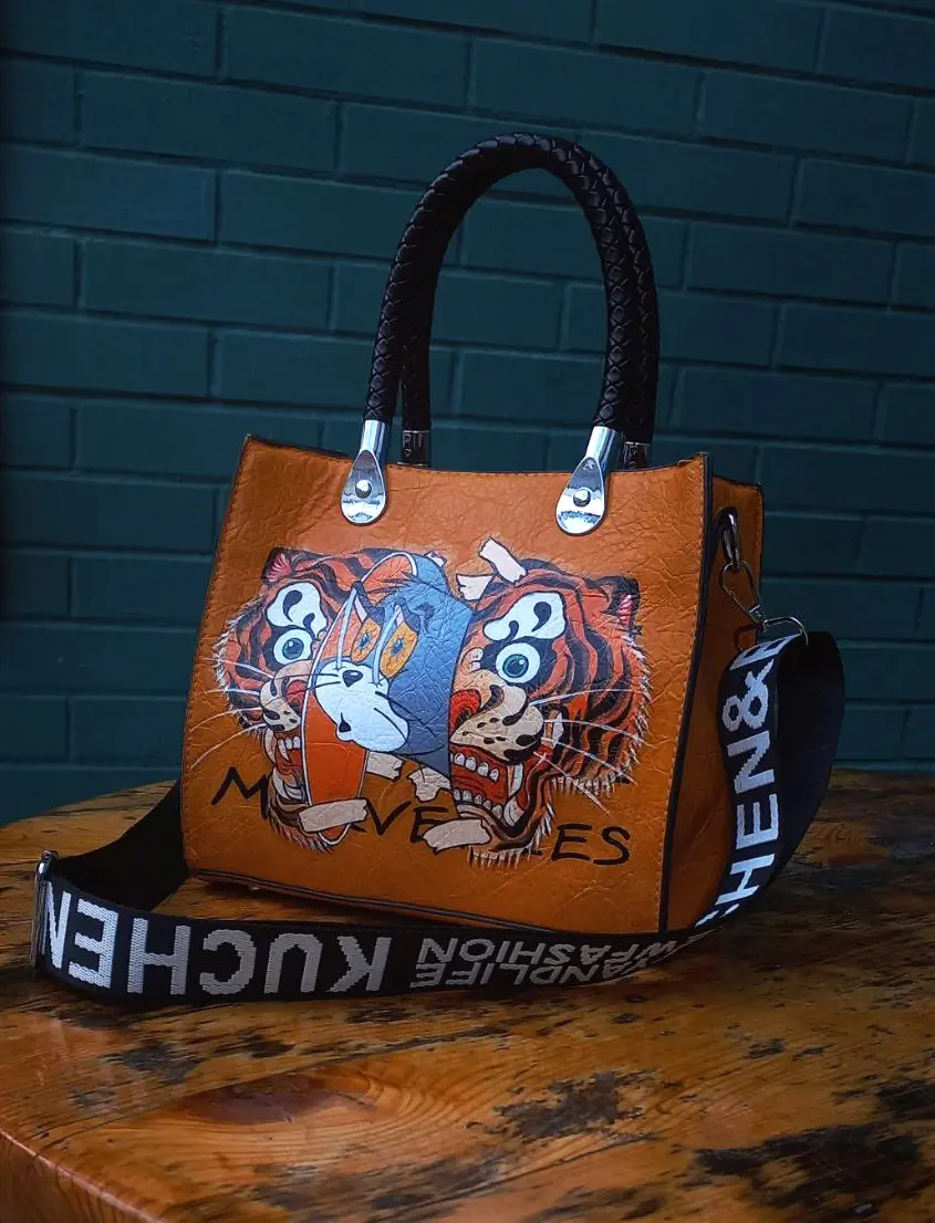 Работы Алеси Широкеевой. Рисунок на сумке.