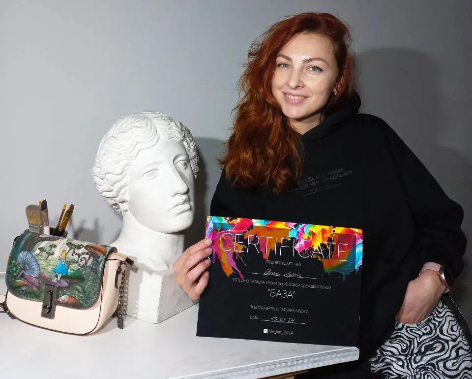 Мастерица Алеся Широкеева с сертификатом, подтверждающим пройденный курс обучения. Фото из семейного архива.