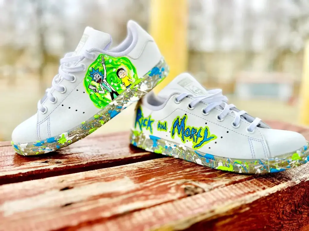 Работы Алеси Широкеевой. Рисунок на кроссовках.