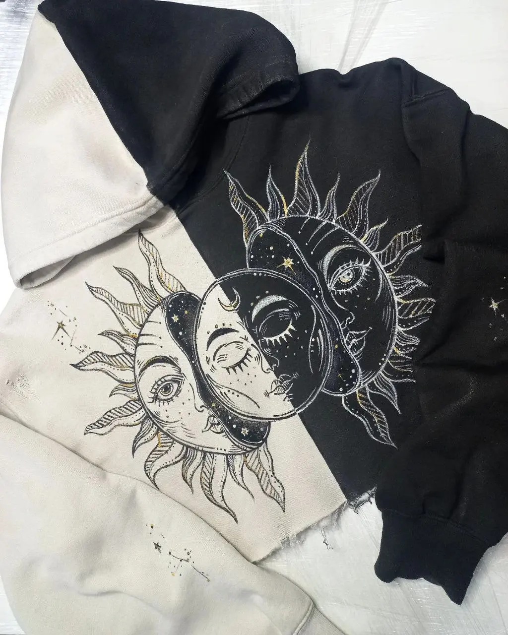 Работы Алеси Широкеевой. Рисунок на худи.