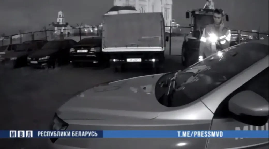 11.06.2024 г В Могилеве женщина-водитель пыталась дать взятку инспектору ГАИ. Фото: скан с видео МВД РБ