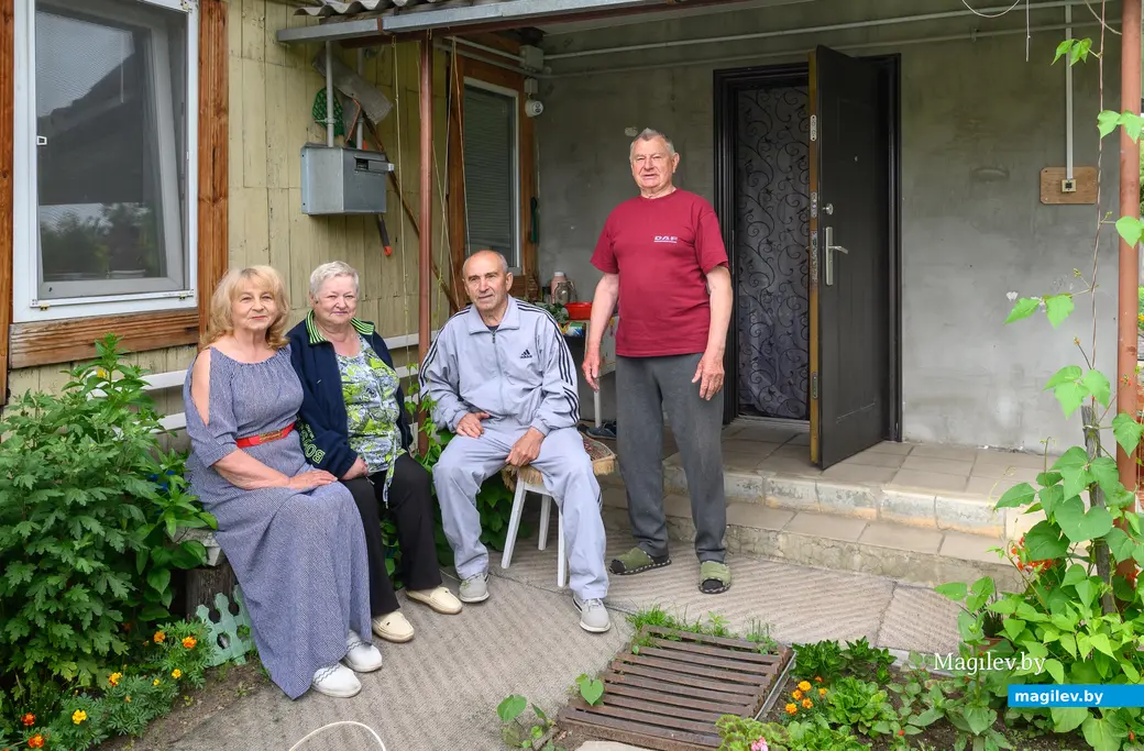 12.06.2024. Бобруйск. Людмила Савельевна и Леонид Михайлович Сингаевские с друзьями.