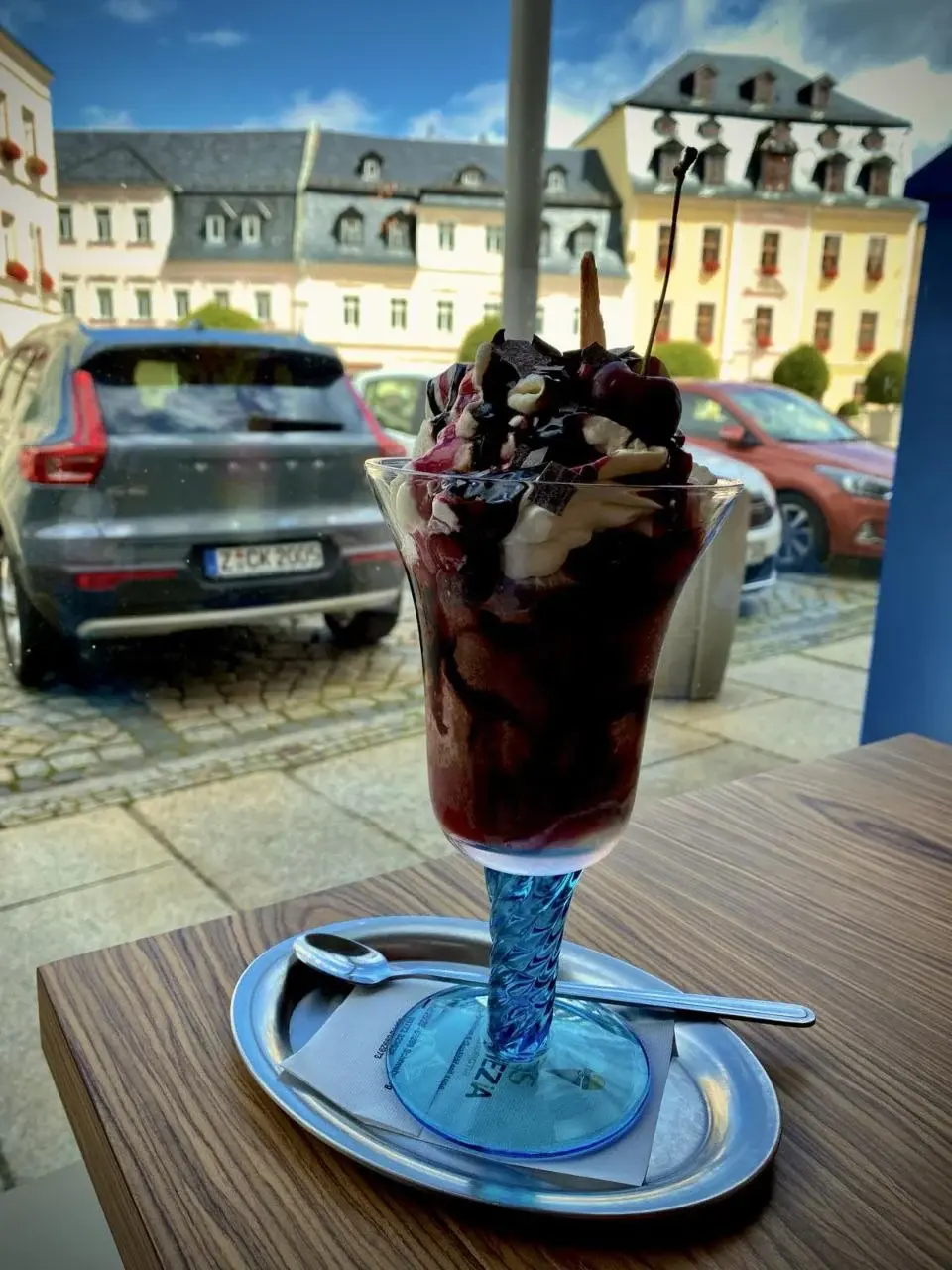 2023 год. Германия. Саксония. Мороженое в кафе.