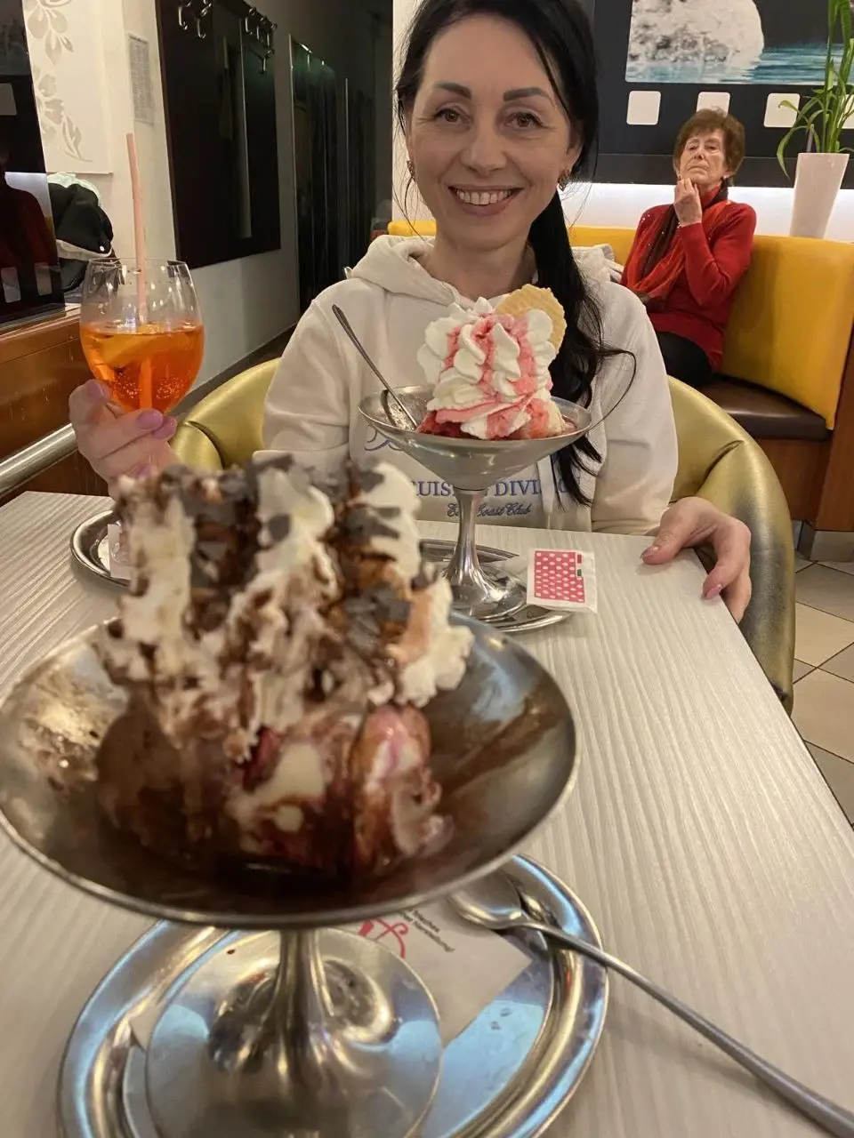 2023 год. Германия. Саксония. Елена в кафе.