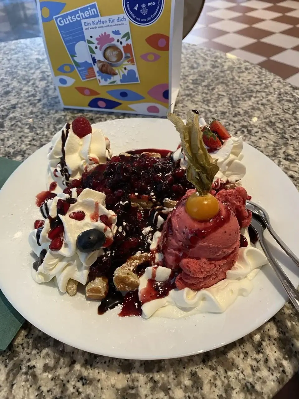 2023 год. Германия. Саксония. Мороженое в кафе.