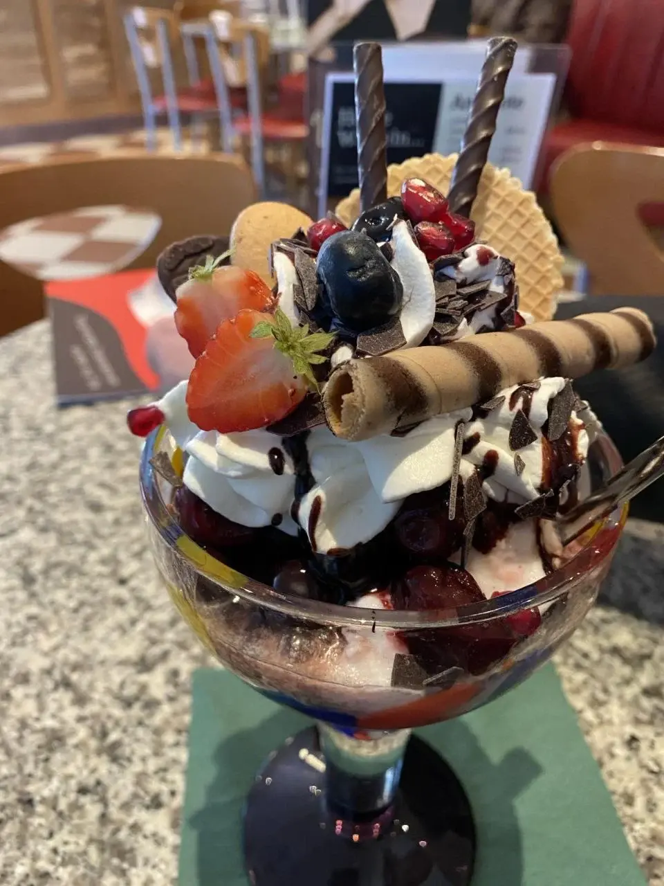 2023 год. Германия. Саксония. Мороженое в кафе.