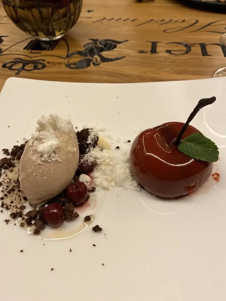 2023 год. Германия. Саксония. Мороженое в ресторане.