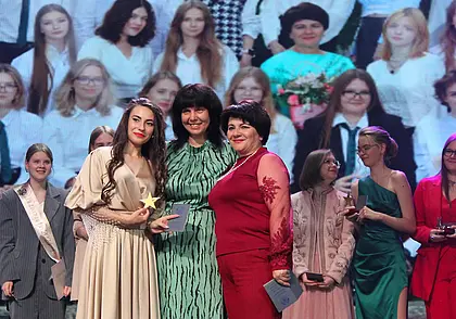 «Я начинаю путь…»: в Могилеве проходят выпускные вечера. Фоторепортаж