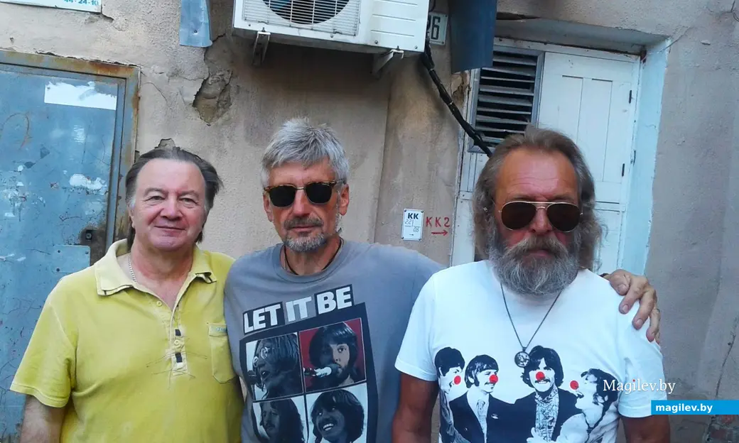 2017 г., Могилев, дворик Алика Кузькина в Пожарном переулке. Валера Катков со своими товарищами во время тусовки «Не забывайте своих старых друзей!»