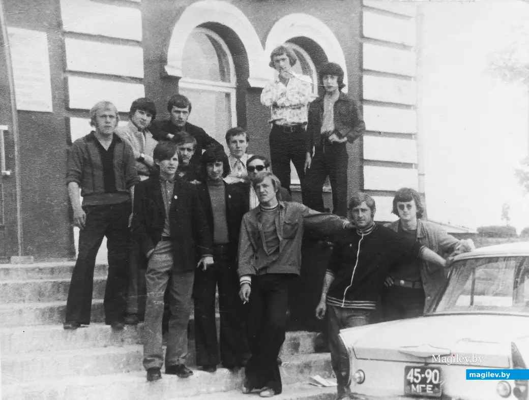 1970-е, Могилев. Поклонники «Катков» у входа в ДК треста 12.