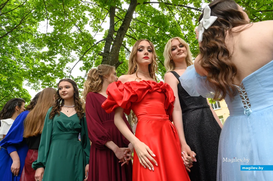 14.06.2024. Микрорайон Киселевичи. Вручение аттестатов об общем среднем образовании выпускникам