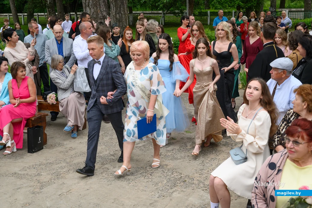 14.06.2024. Микрорайон Киселевичи. Вручение аттестатов об общем среднем образовании выпускникам