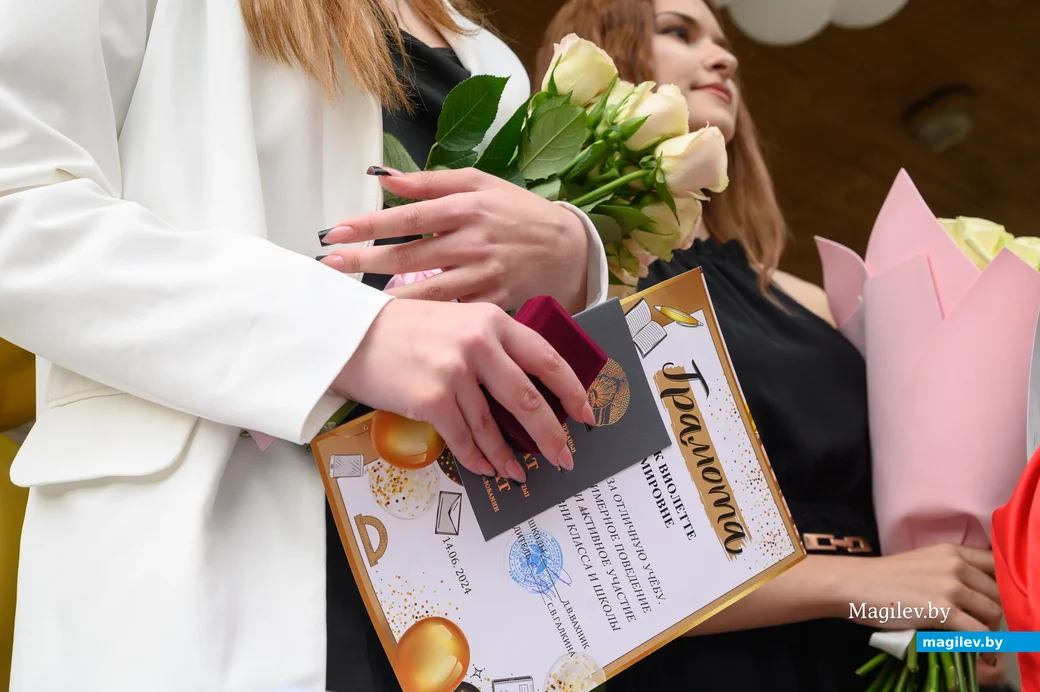 14.06.2024. Микрорайон Киселевичи. Вручение аттестатов об общем среднем образовании выпускникам